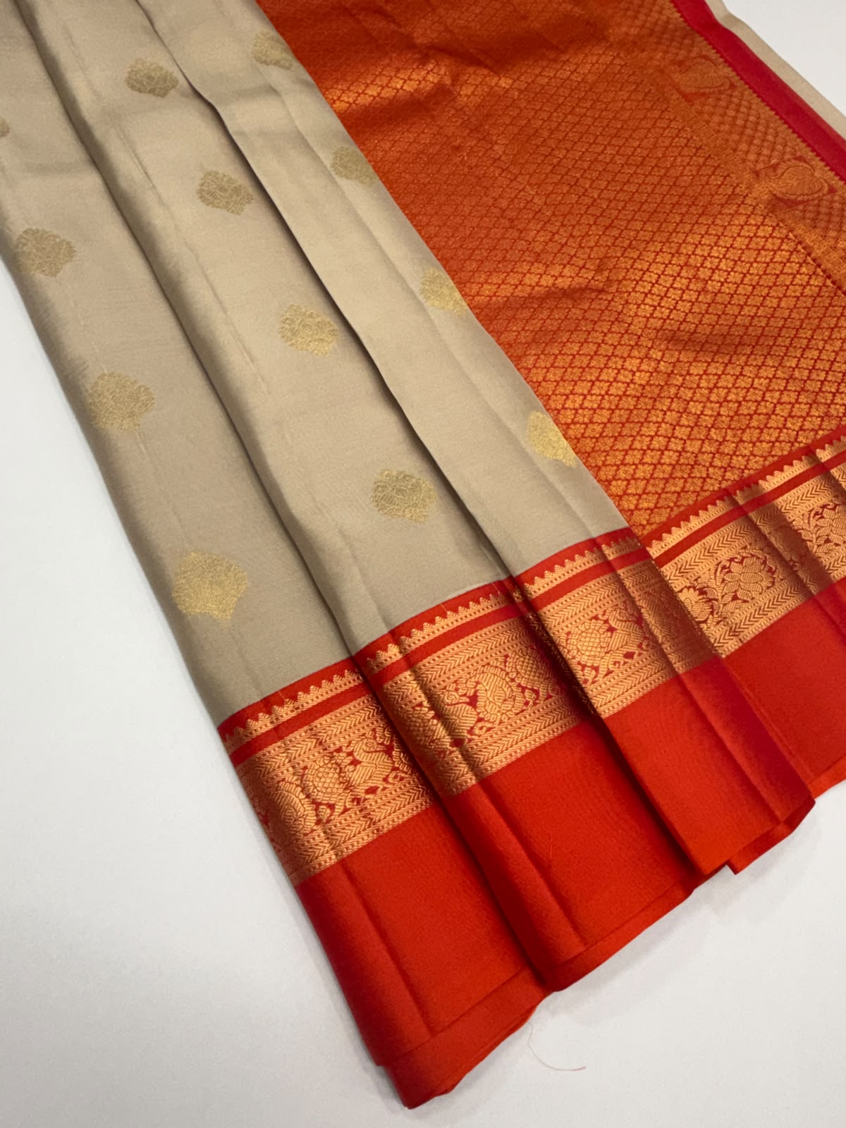 VSM429 - light beige color body , pinkish orange color pallu , blouse.