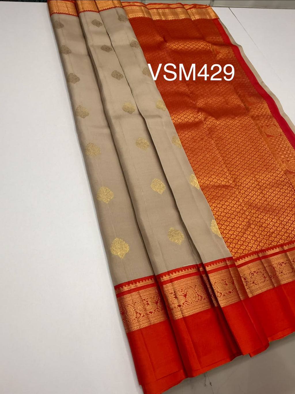 VSM429 - light beige color body , pinkish orange color pallu , blouse.