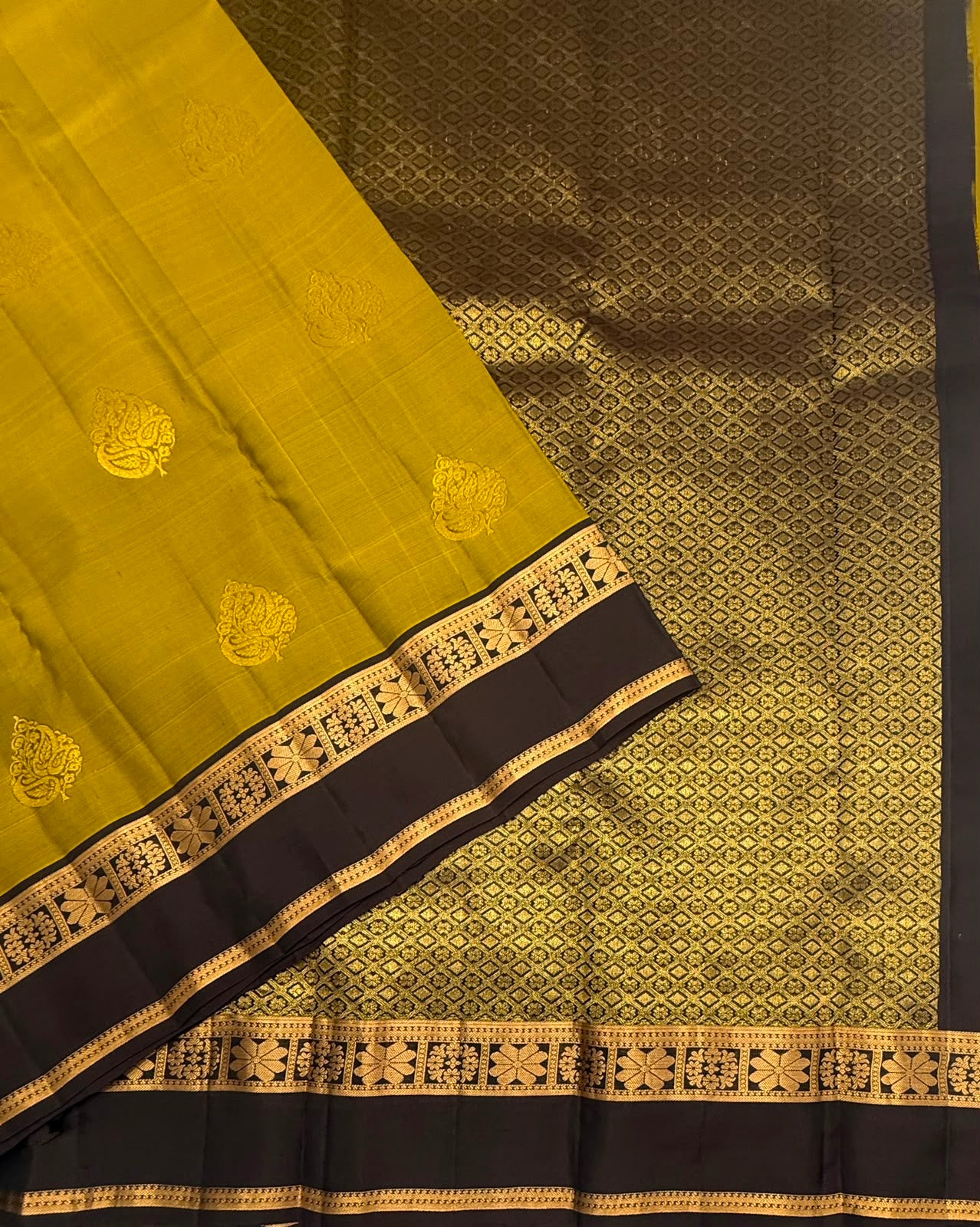 VSM424 - mehandi color body , coffee brown color pallu , blouse.