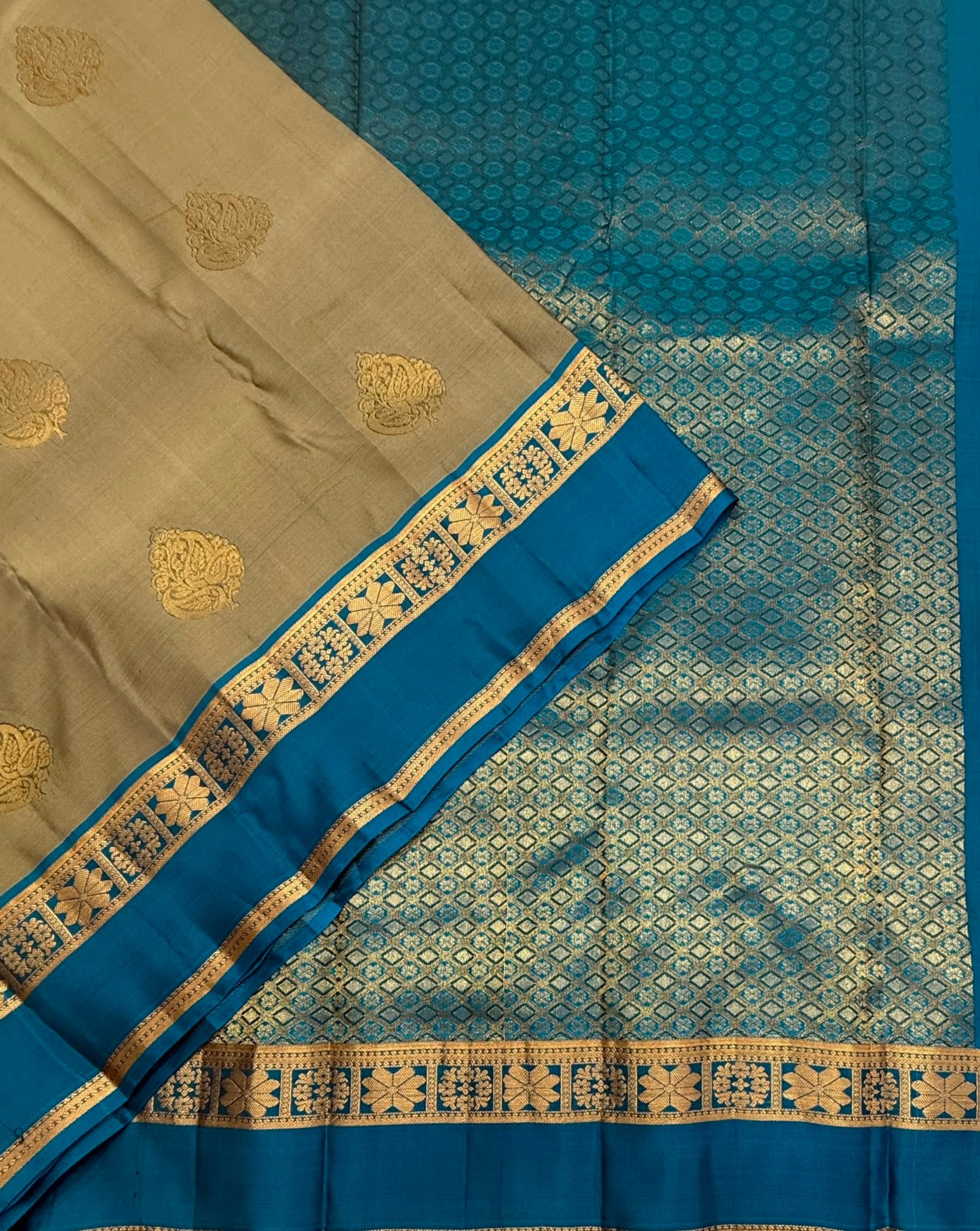 VSM422 - cement color body , blue color pallu , blouse.