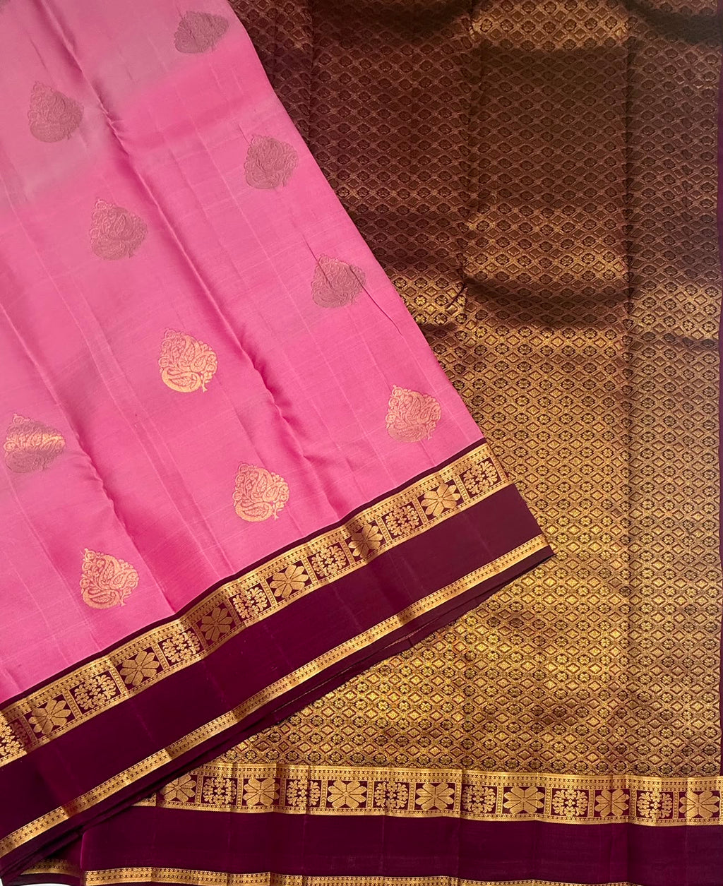 VSM418 - pink color body , dark purple color pallu , blouse.