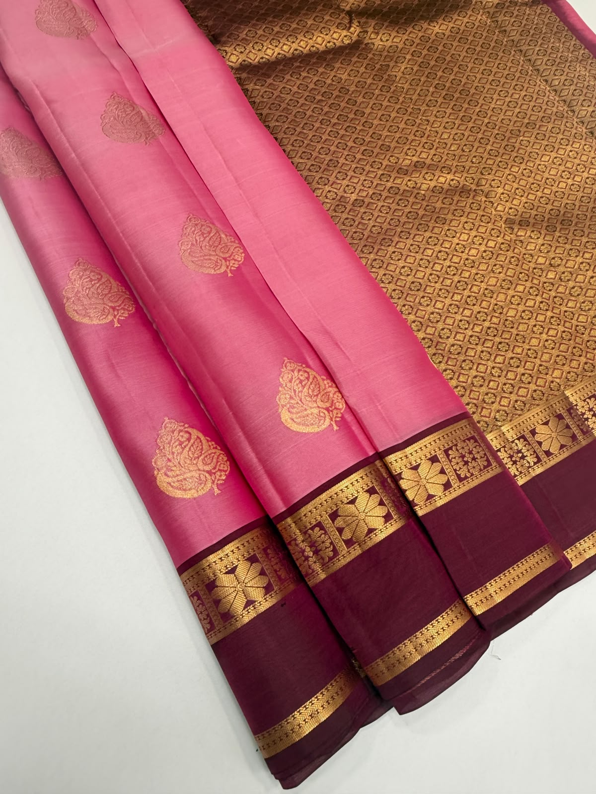 VSM418 - pink color body , dark purple color pallu , blouse.