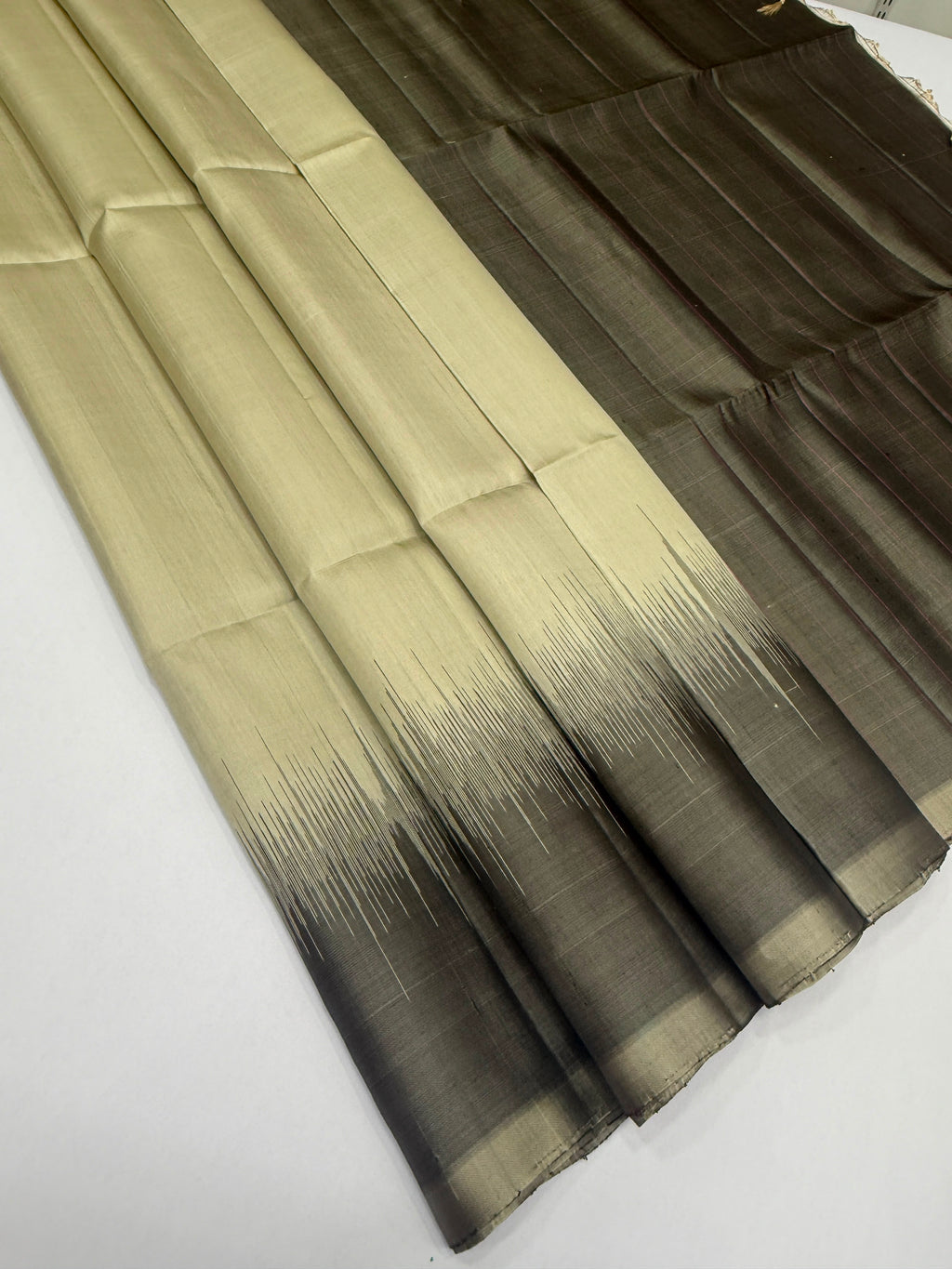 VSP740 - beige color body , black color pallu , blouse - Pure silk saree