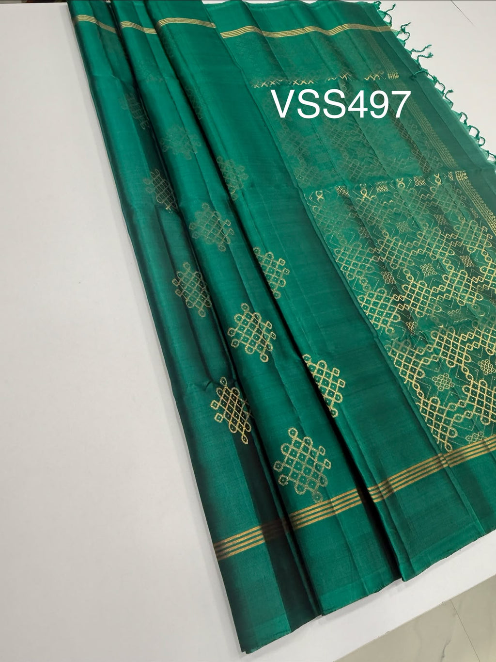 VSS497 - peacock green color body , color pallu , blouse - Pure silk saree