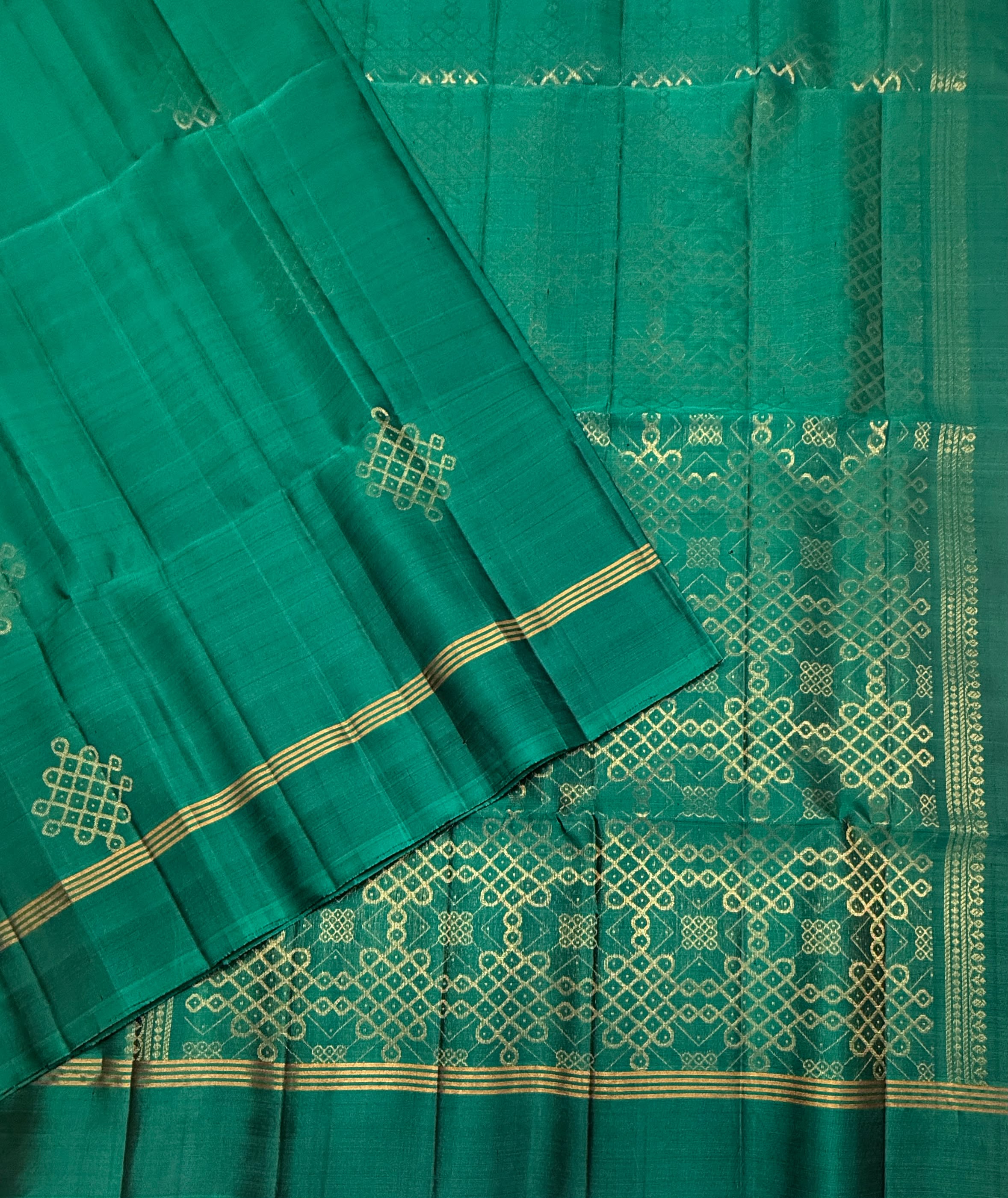 VSS497 - peacock green color body , color pallu , blouse - Pure silk saree