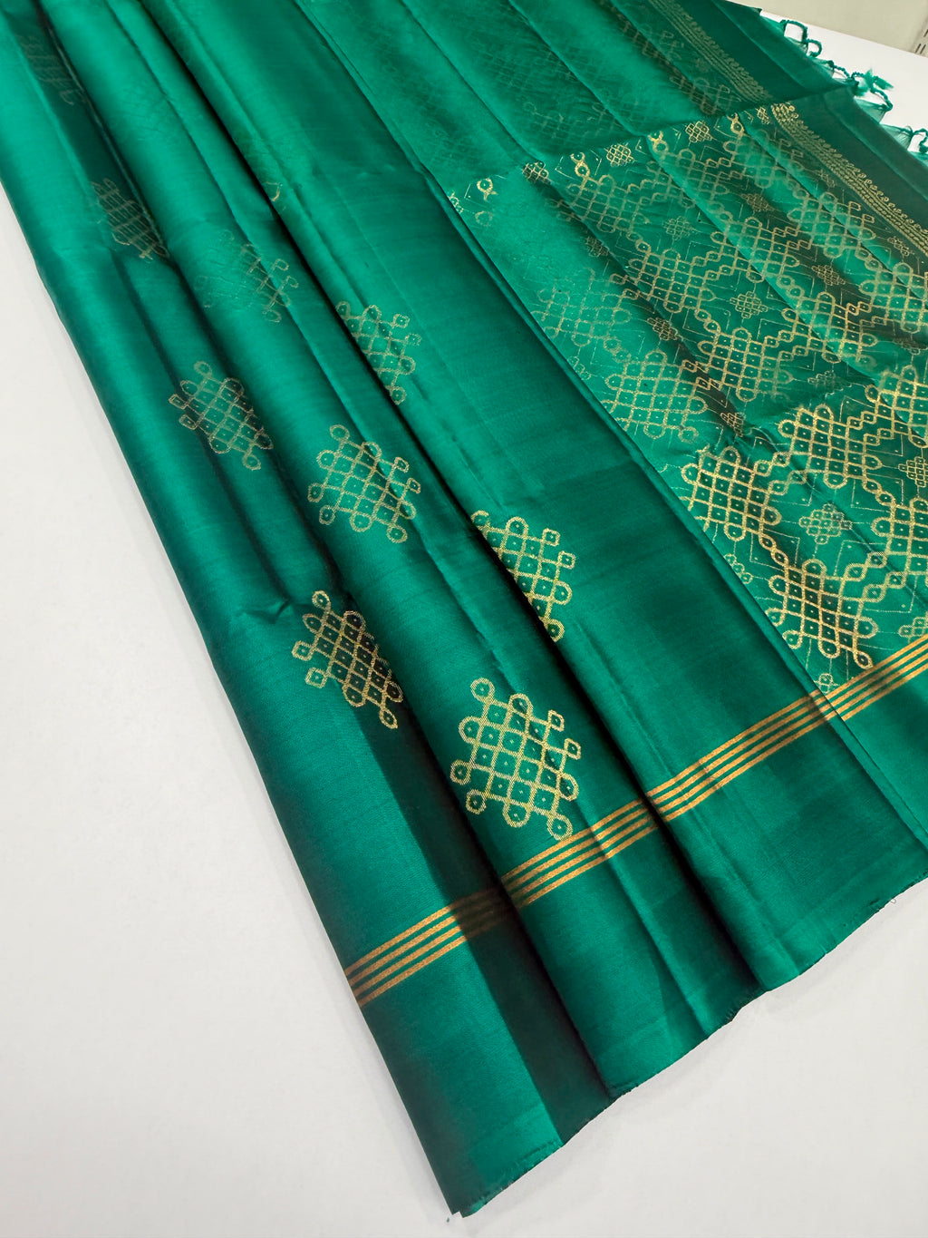 VSS497 - peacock green color body , color pallu , blouse - Pure silk saree