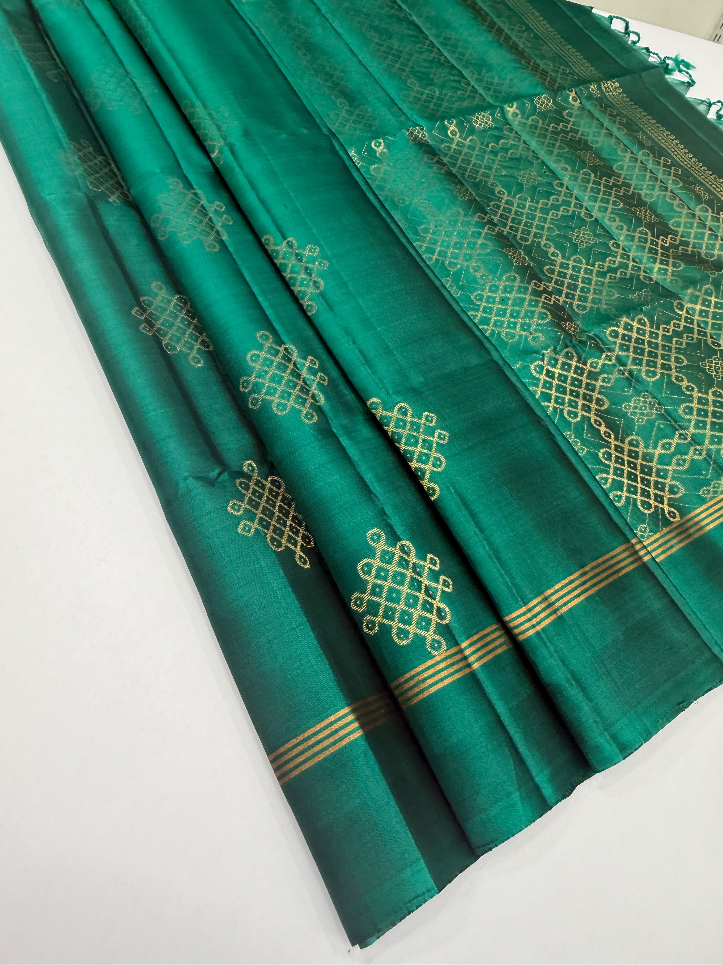 VSS497 - peacock green color body , color pallu , blouse - Pure silk saree