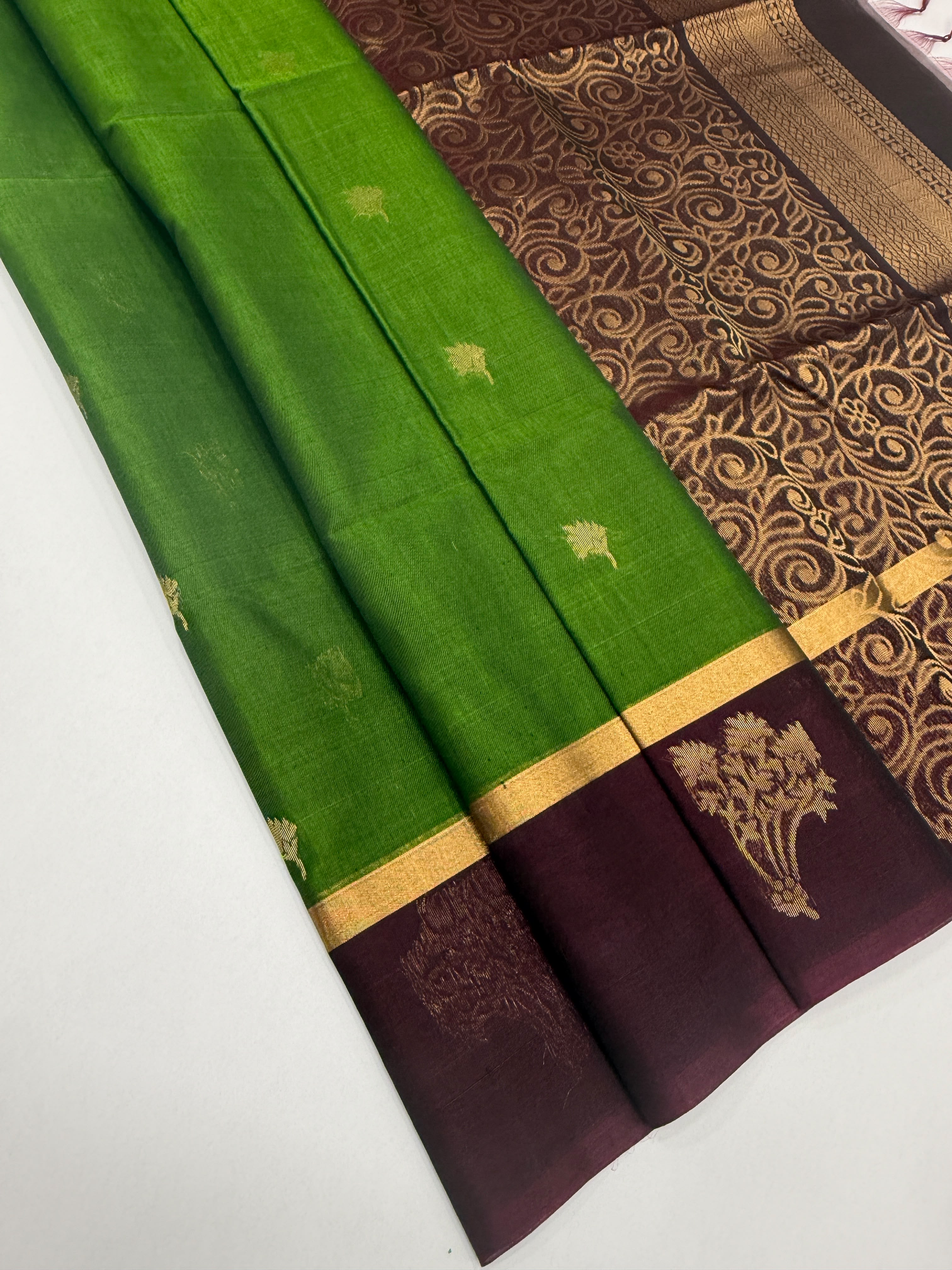 VSSC92 - mehandi green color body , light purple color pallu , blouse.