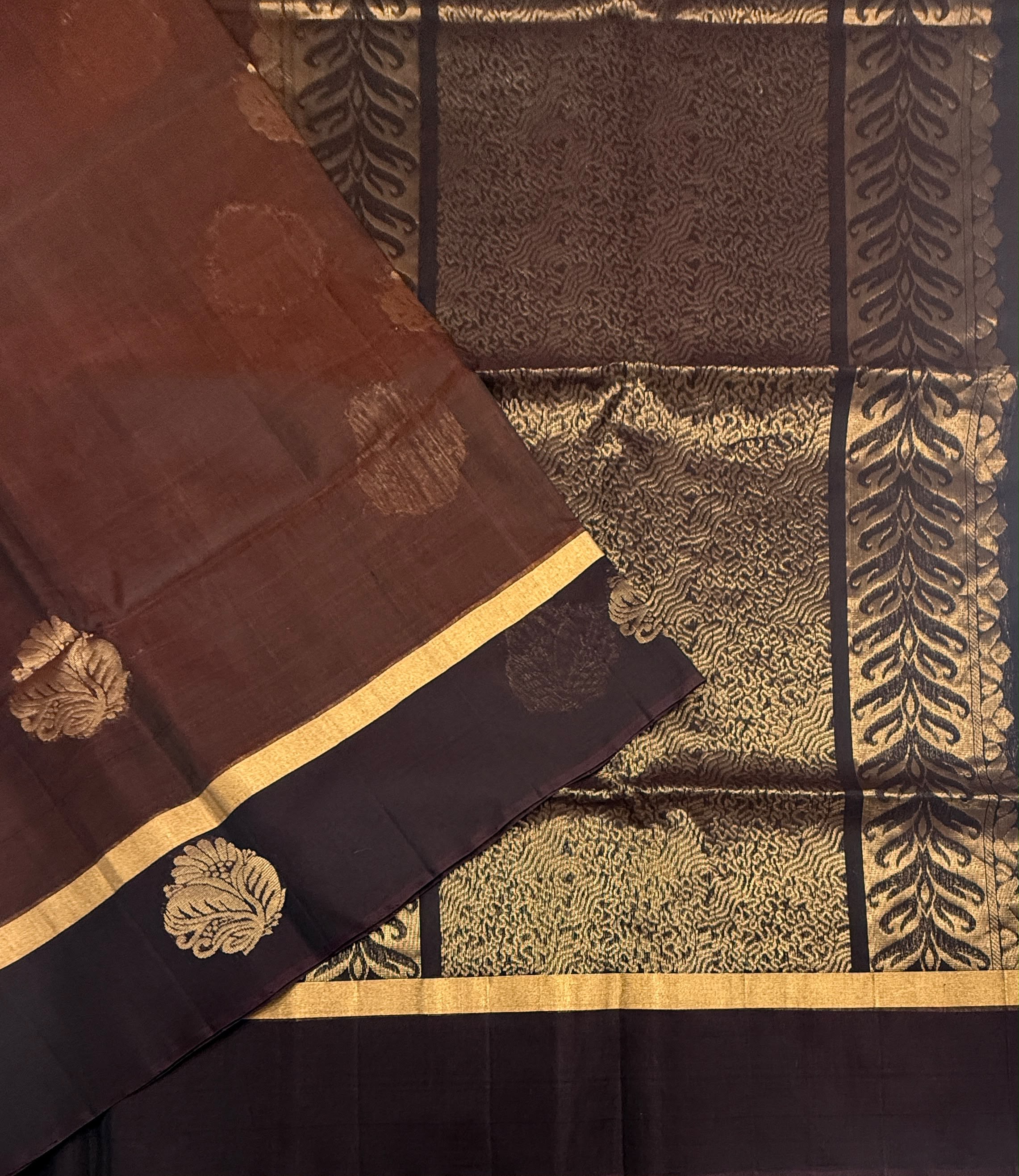 VSSC93 - rust orange color body , dark purple color pallu , blouse.