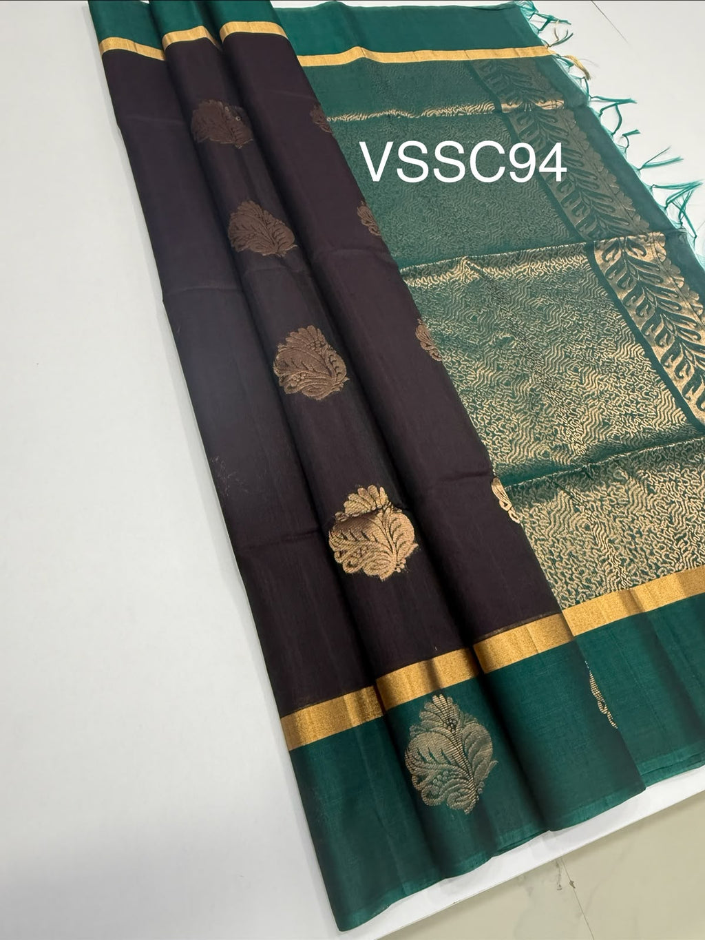 VSSC94 - dark purple color body , peacock green color pallu , blouse.