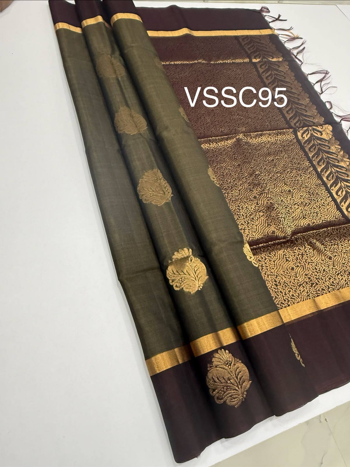 VSSC95 - pastel green color body , dark purple color pallu , blouse.