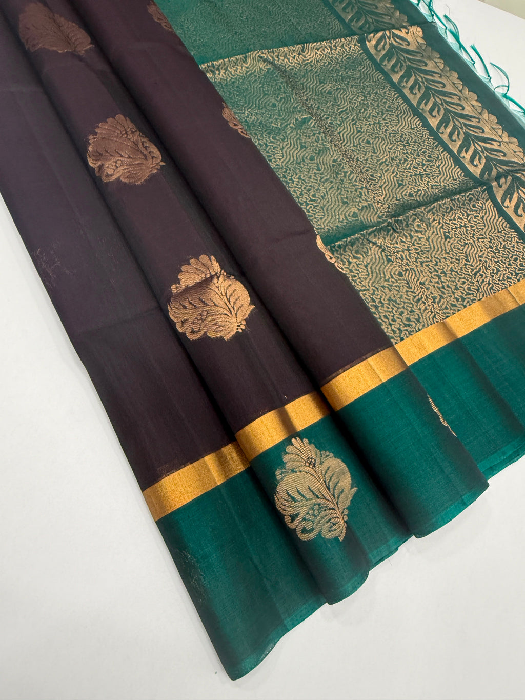 VSSC94 - dark purple color body , peacock green color pallu , blouse.
