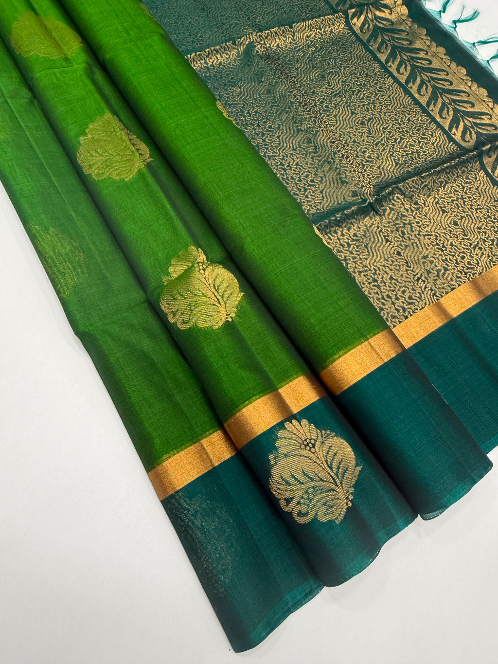 VSSC96 - mehandi green color body , peacock green color pallu , blouse.