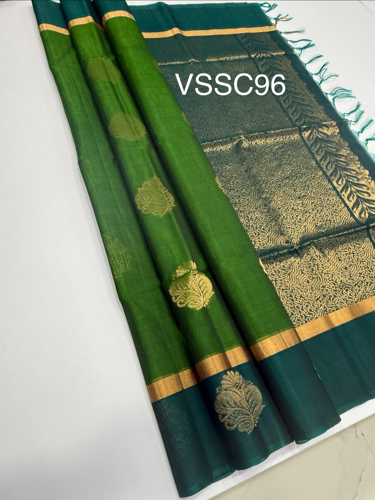 VSSC96 - mehandi green color body , peacock green color pallu , blouse.