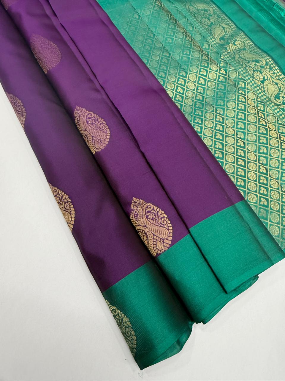 VSM493 - violet color body , peacock green color pallu , blouse