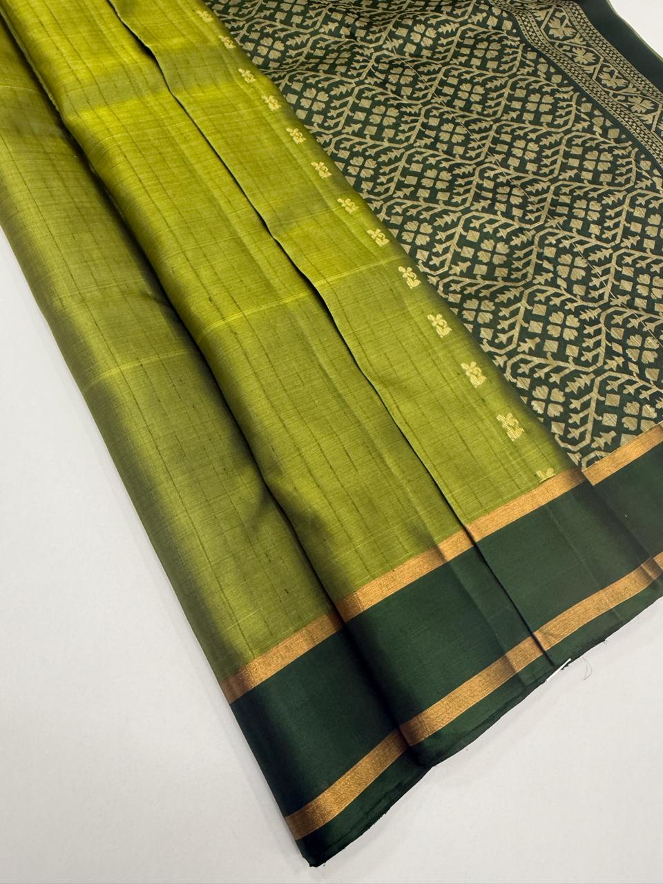 VSOH464 - light green color body , dark green color pallu , blouse - Pure silk saree