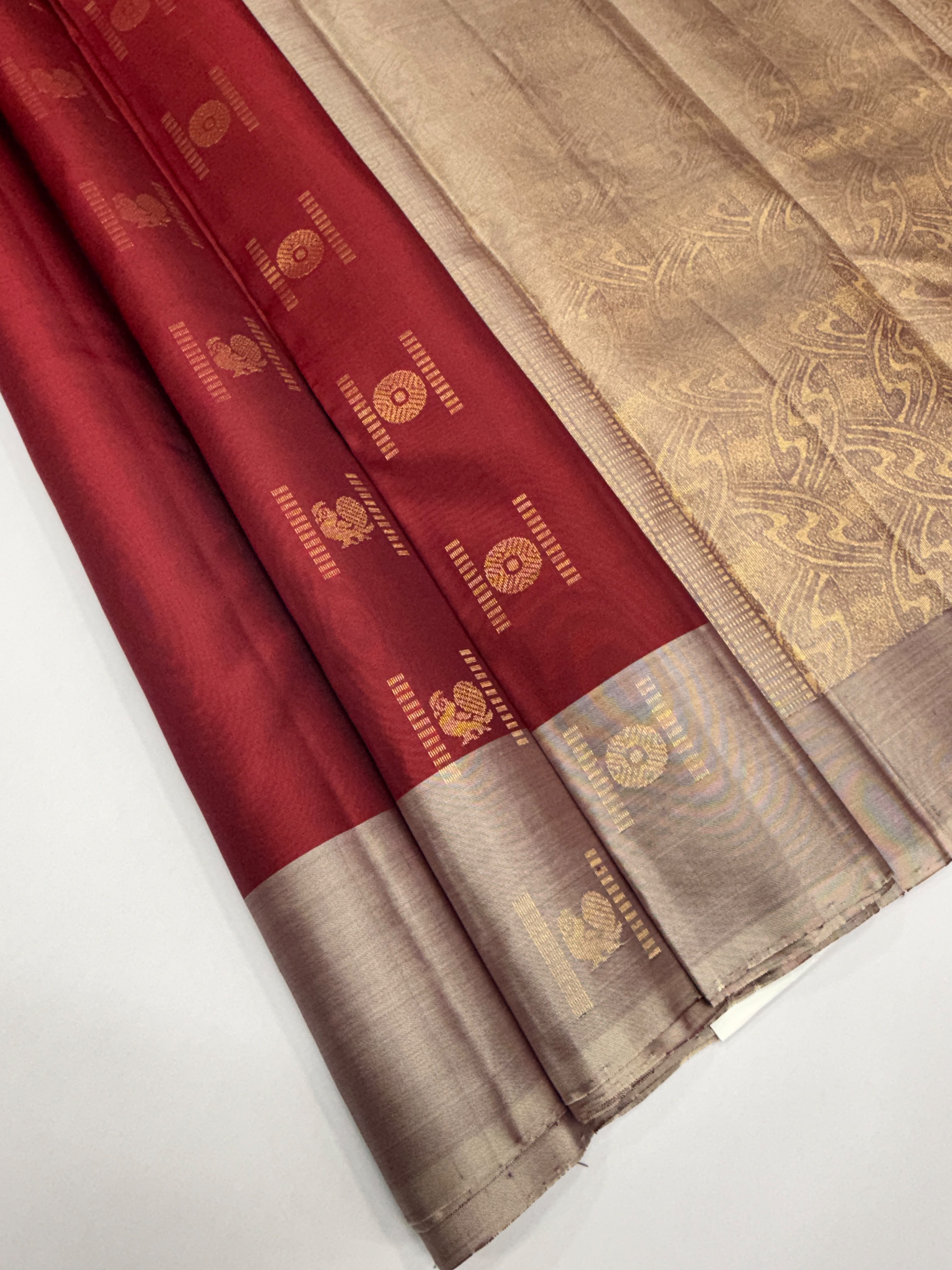 VSCB670 - maroon color body , cream with maroon color pallu , blouse - Pure silk saree