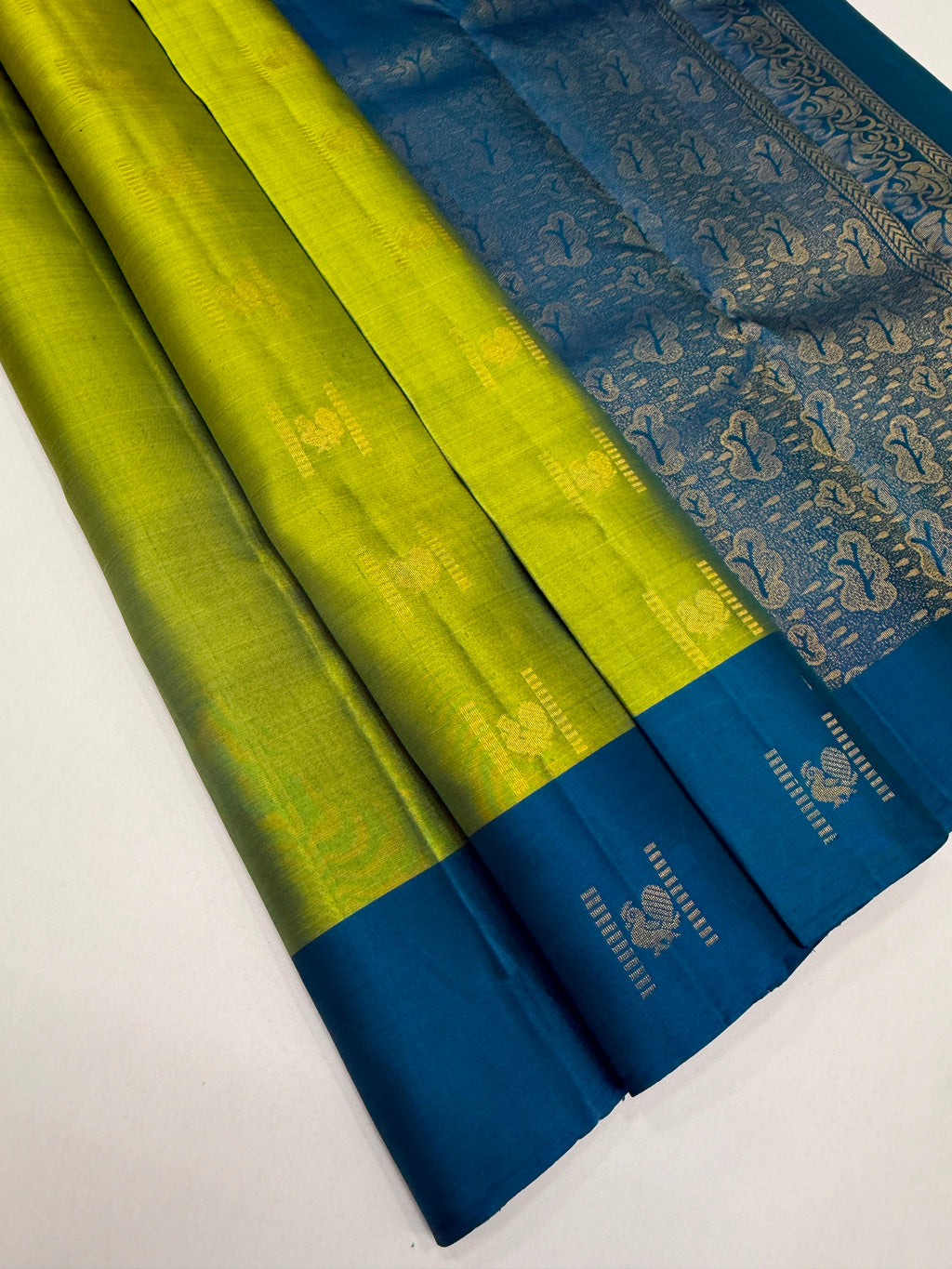VSCB674 - green color body , peacock blue color pallu , blouse - Pure silk saree