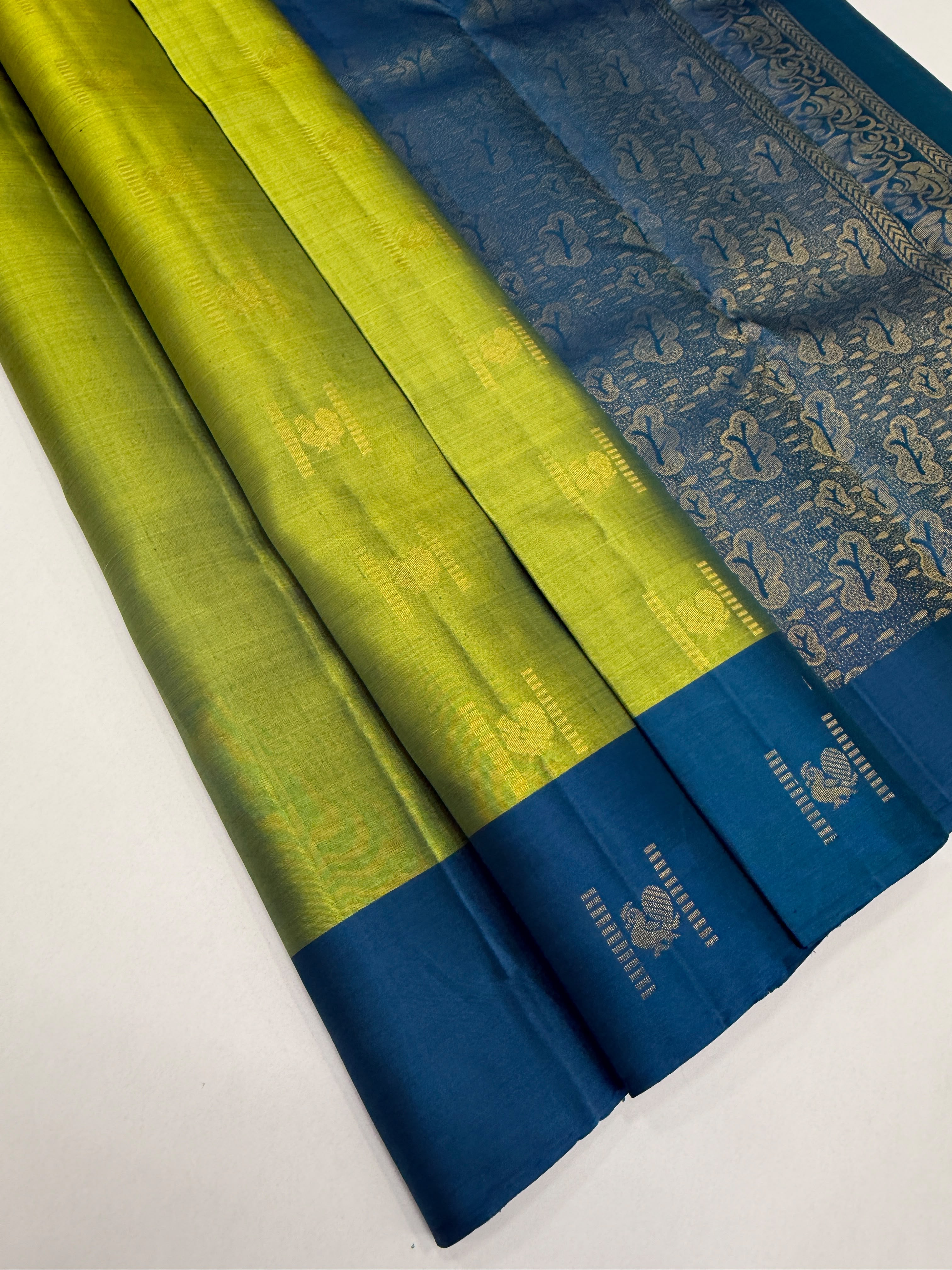 VSCB674 - green color body , peacock blue color pallu , blouse - Pure silk saree