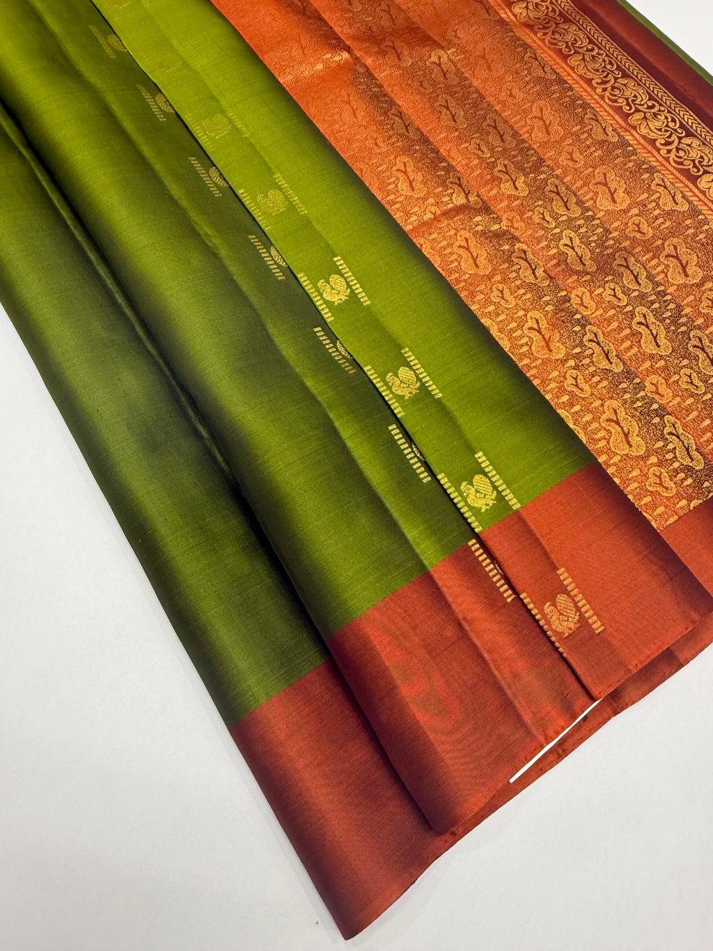 VSCB680 - green color body , rust color pallu , blouse - Pure silk saree