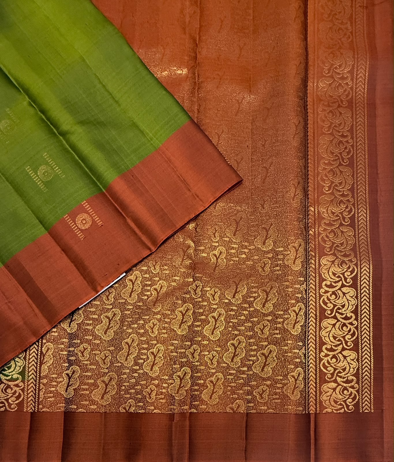 VSCB680 - green color body , rust color pallu , blouse - Pure silk saree