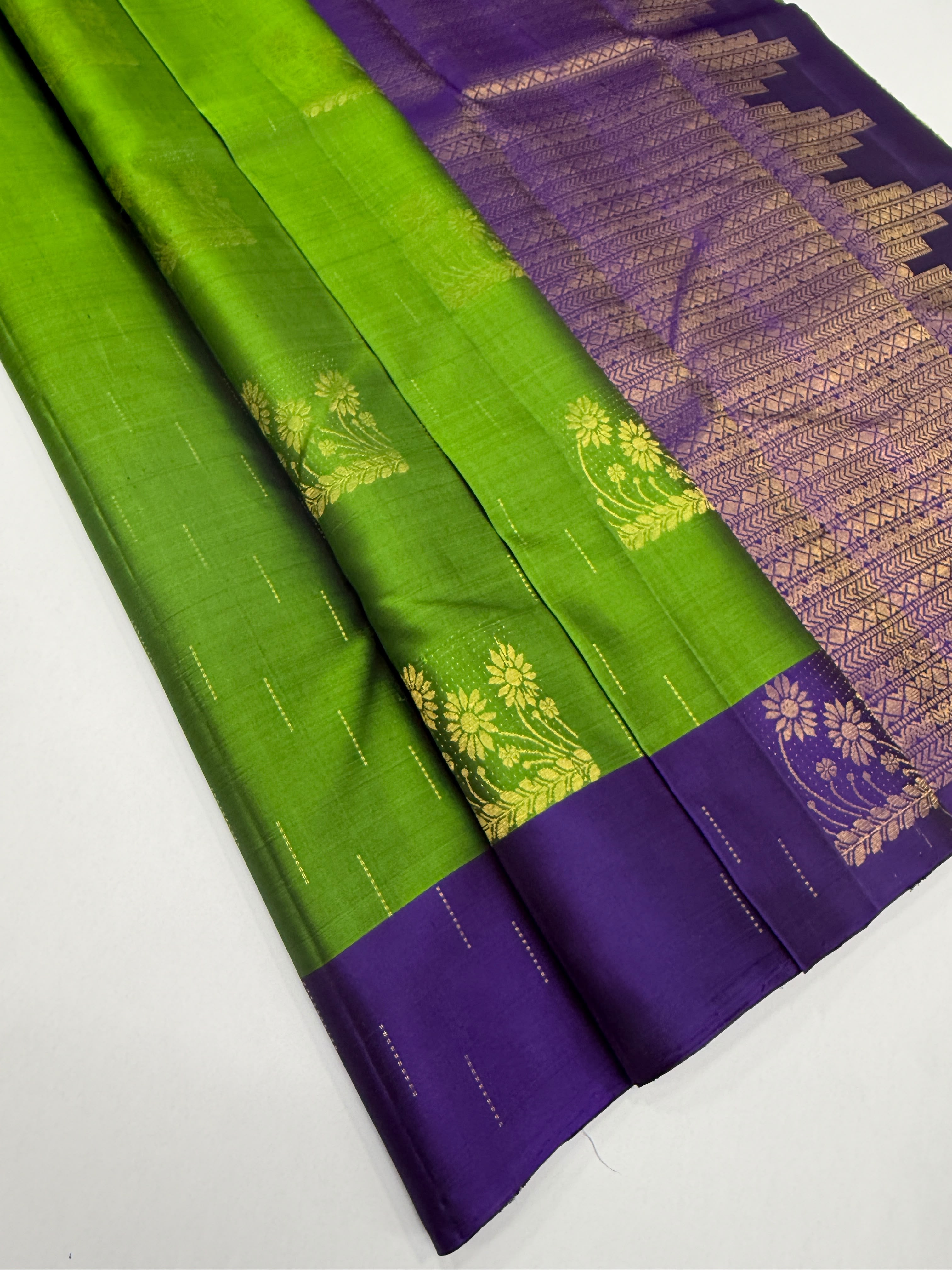 VSCB692 - green color body , violet color pallu , blouse - Pure silk saree