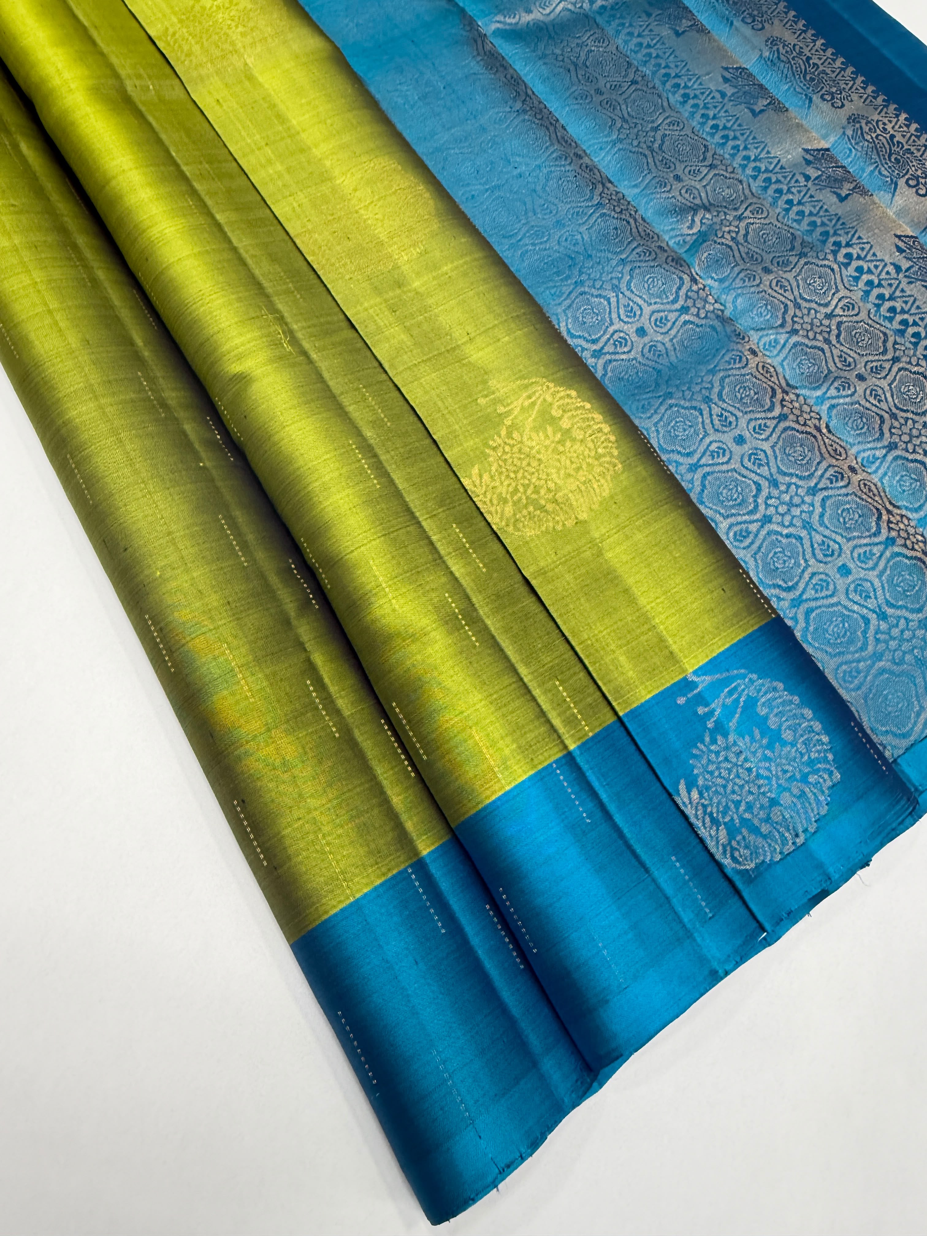 VSCB693 - dual green color body , royal blue color pallu , blouse - Pure silk saree