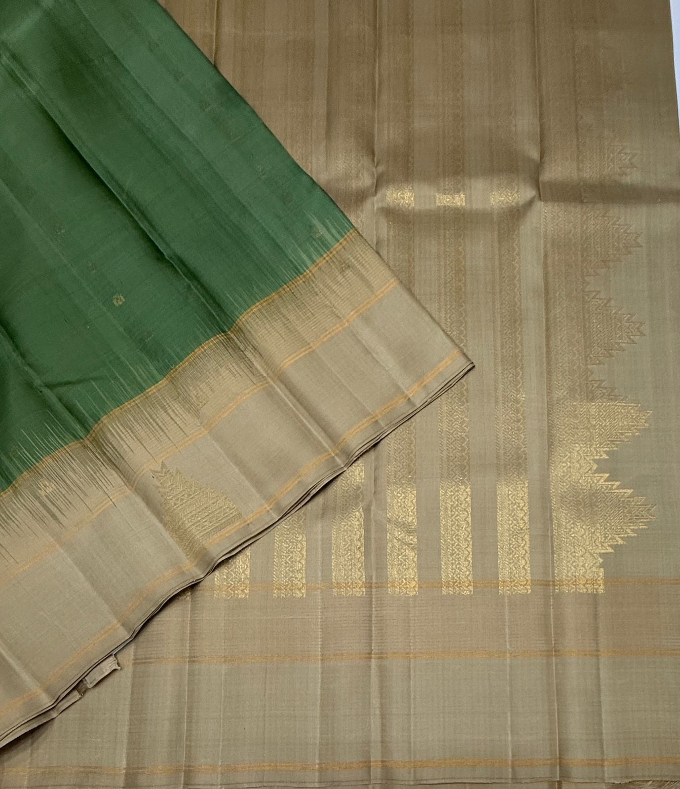 VSF1148 - pastel green color body , cream color pallu,blouse - Pure silk saree