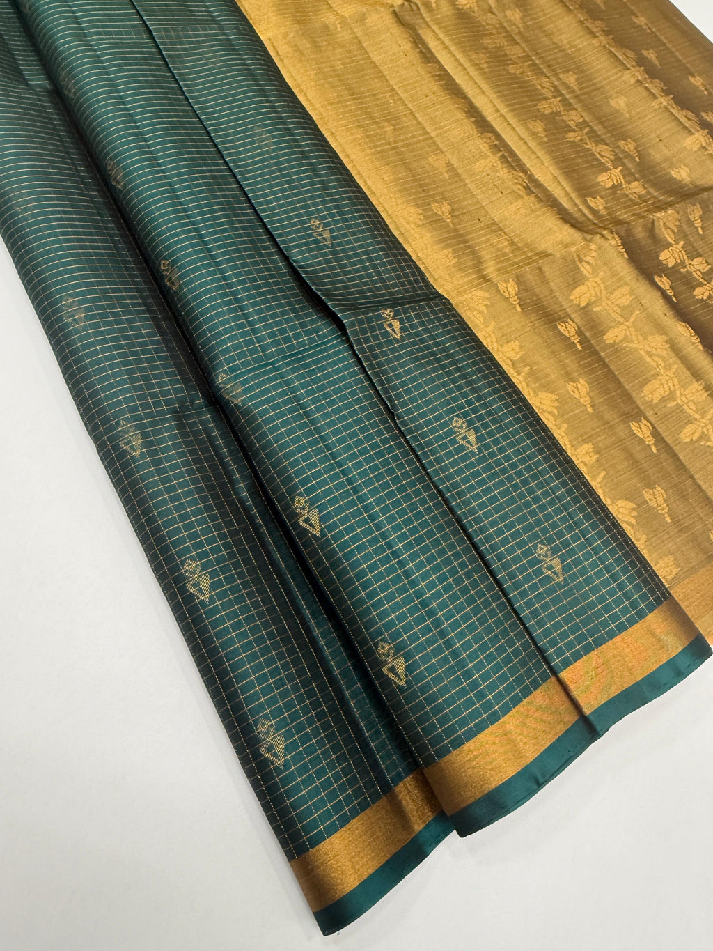 VSF1231 - peacock green color body , beige color pallu,blouse - Pure silk saree