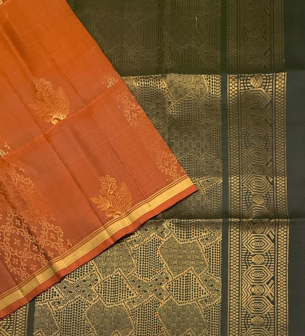VSA681 - rust orange color body , dark green color pallu , blouse pure silk saree
