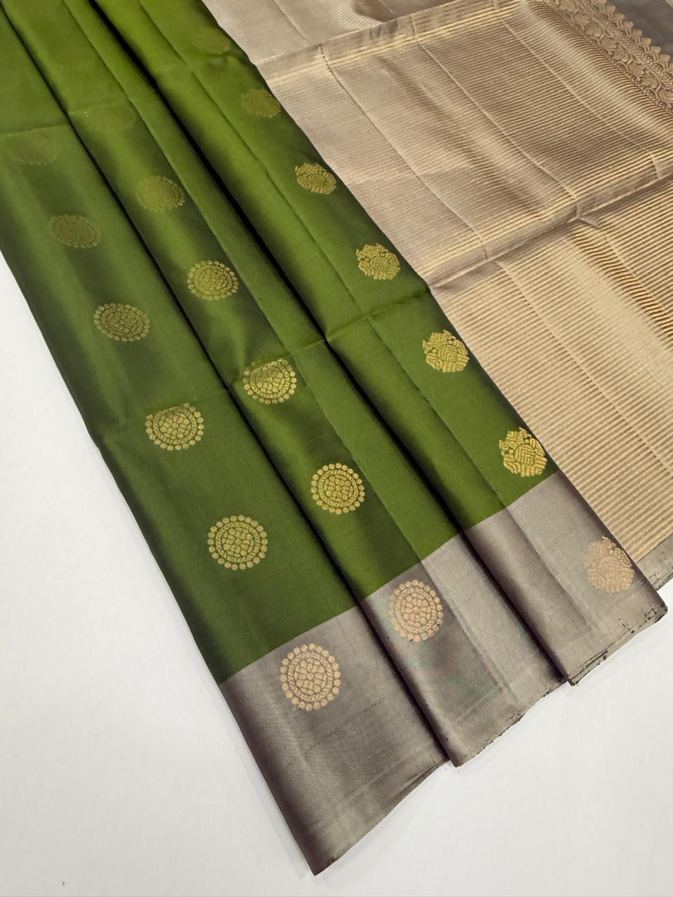 VSM525 - olive green color body , grey color pallu , blouse.