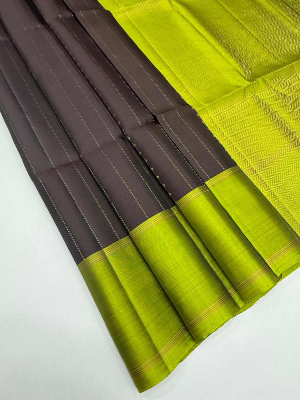 VSM527 - dark purple color body , leaf green color pallu , blouse.