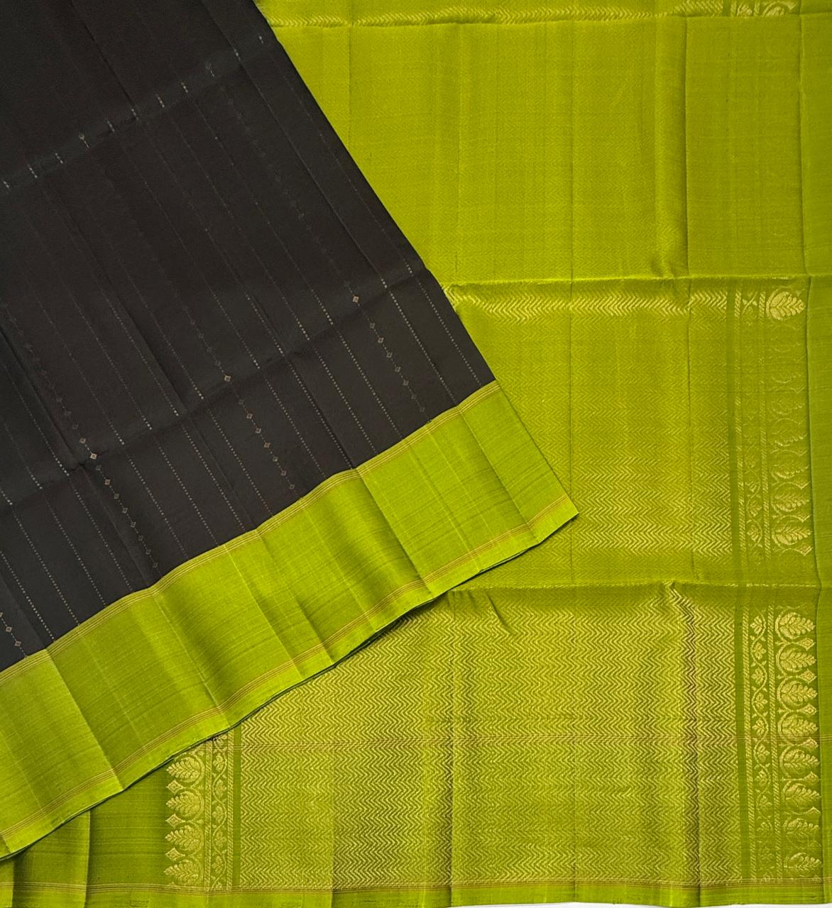 VSM527 - dark purple color body , leaf green color pallu , blouse.