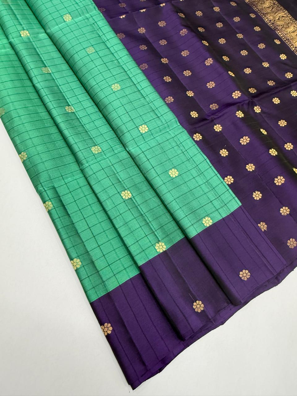 VSM529 - turquoise blue color body , violet color pallu , blouse.