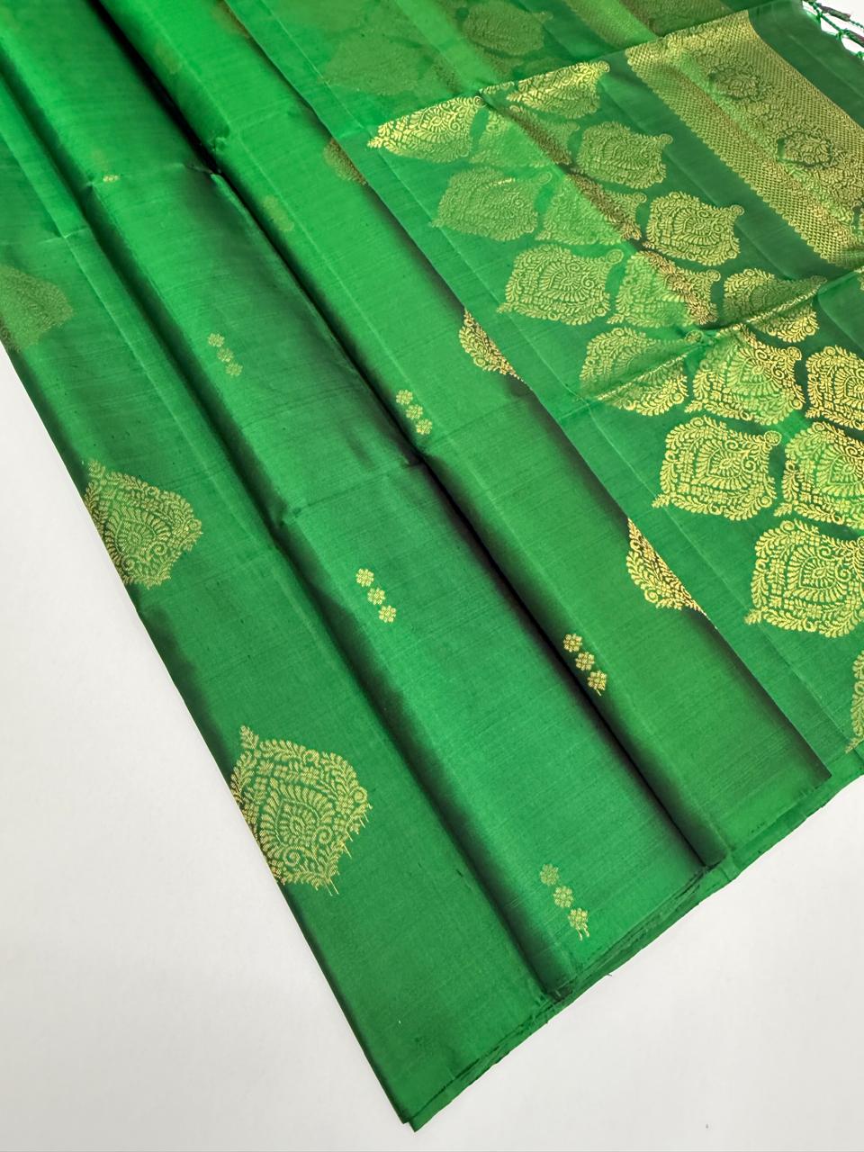 VSS520 - dark green color body, pallu , blouse pure silk saree