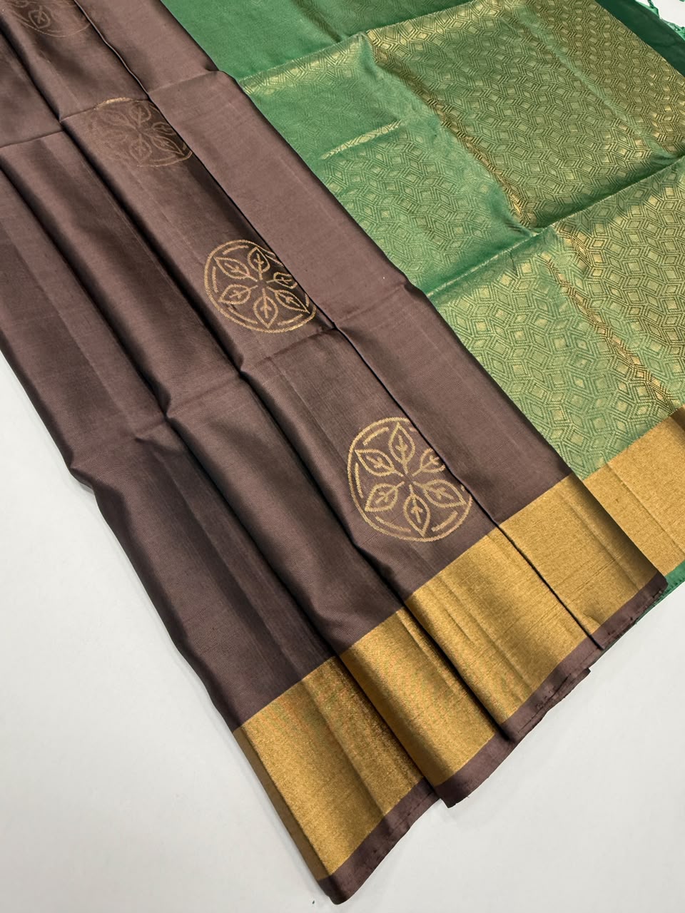 VSOH441 - chocolate brown color body , pastel green color pallu , blouse - Pure silk saree