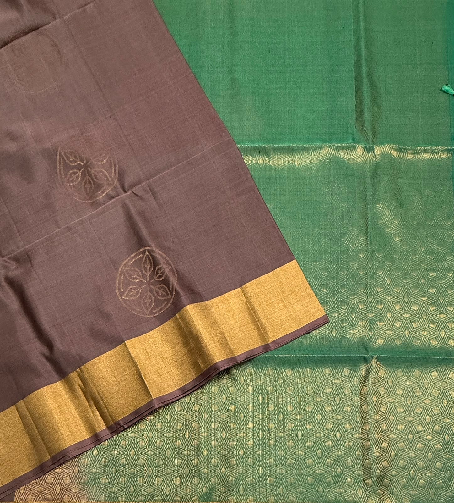 VSOH441 - chocolate brown color body , pastel green color pallu , blouse - Pure silk saree