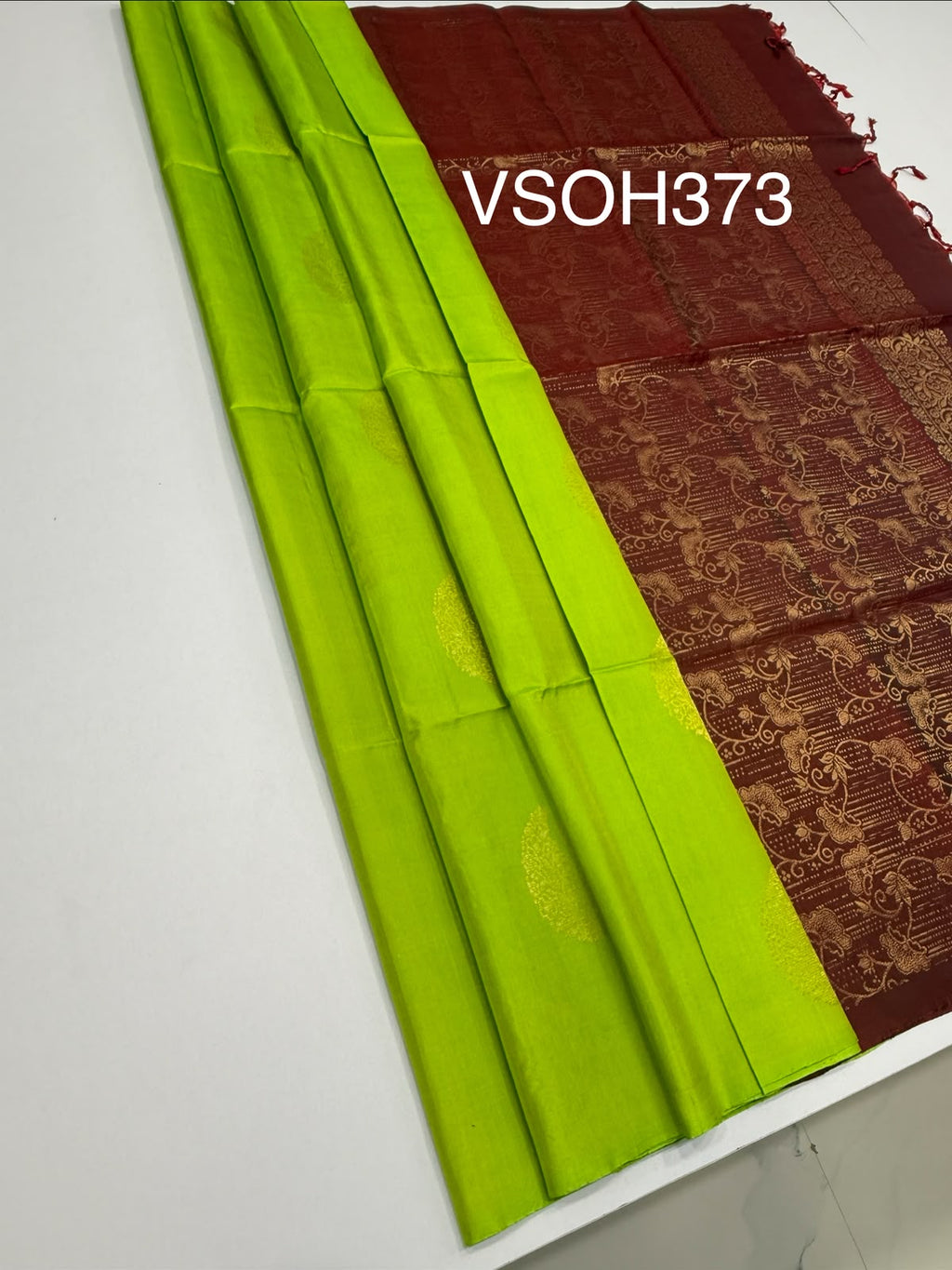 VSOH373 - parrot green color body, maroon color pallu , blouse - Pure silk saree