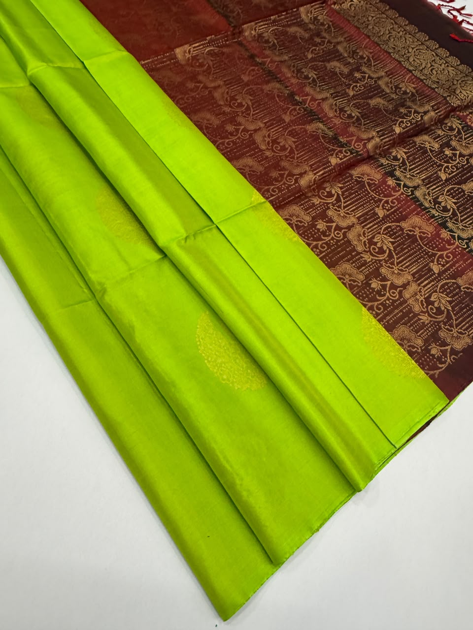 VSOH373 - parrot green color body, maroon color pallu , blouse - Pure silk saree