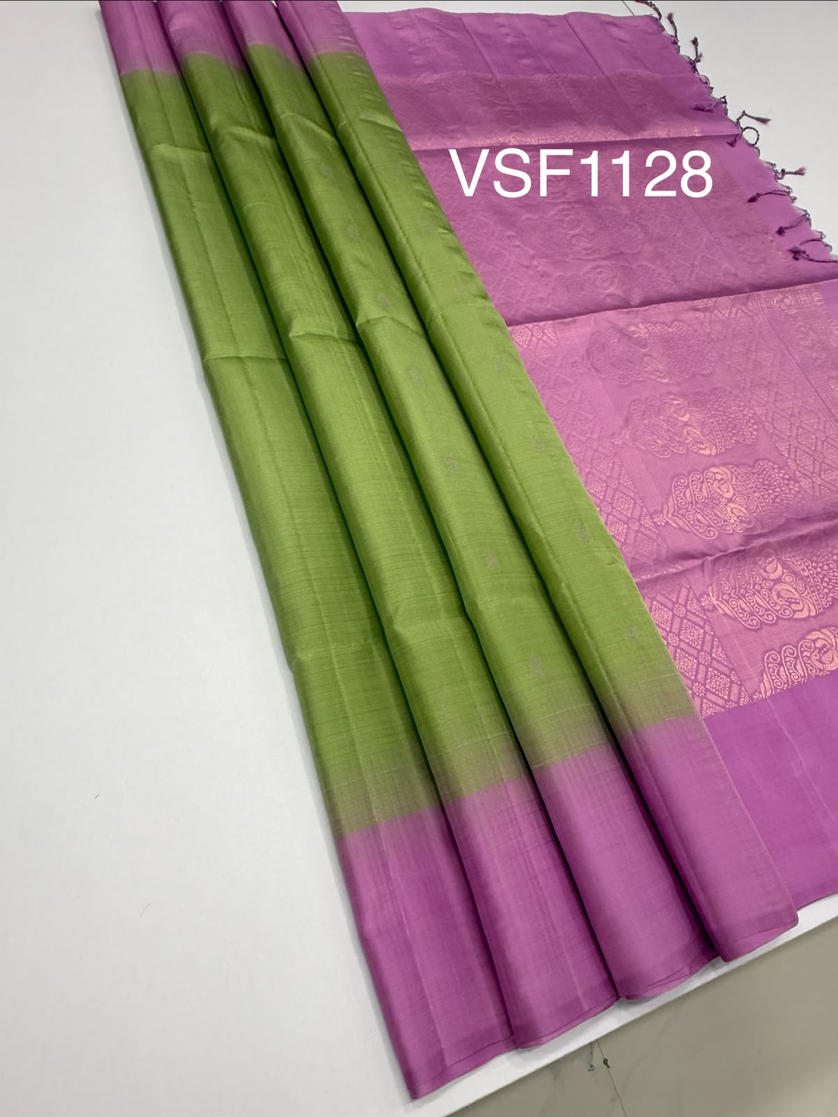 VSF1128 - leaf green color body , light lavender&nbsp;color pallu,blouse - Pure silk saree