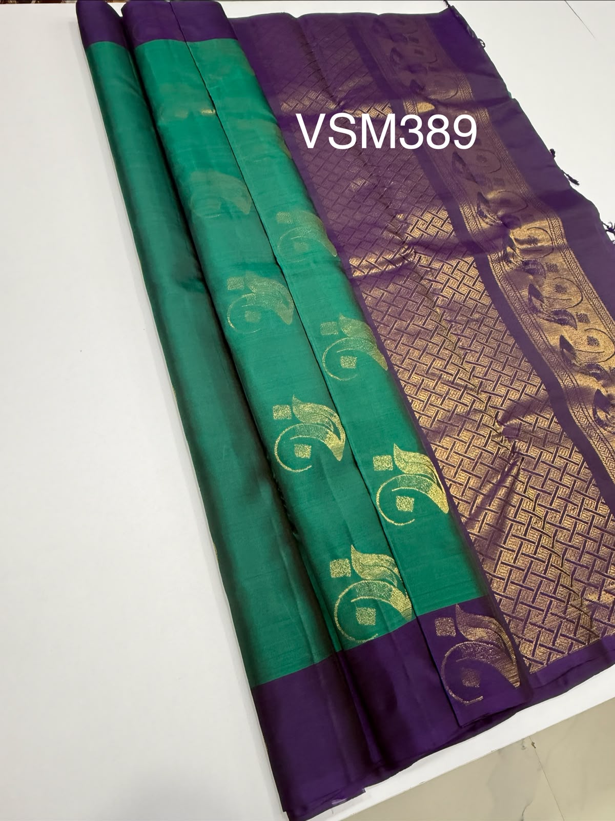 VSM389 - peacock green color body , violet color pallu , blouse