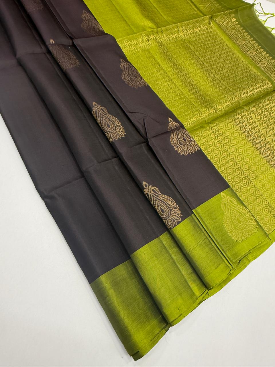VSM240 - dark purple color body , green color pallu , blouse&nbsp;