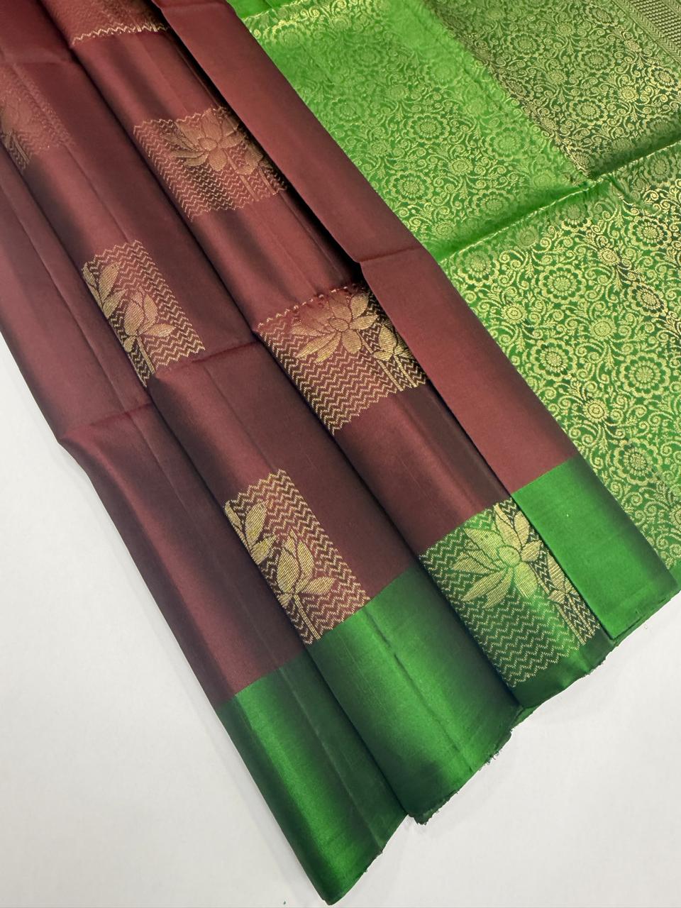 VSM244 - maroon color body , green color pallu , blouse&nbsp;
