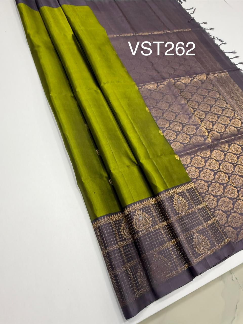 VST262 - mehandi green color body , lavender color pallu , blouse - Pure silk saree
