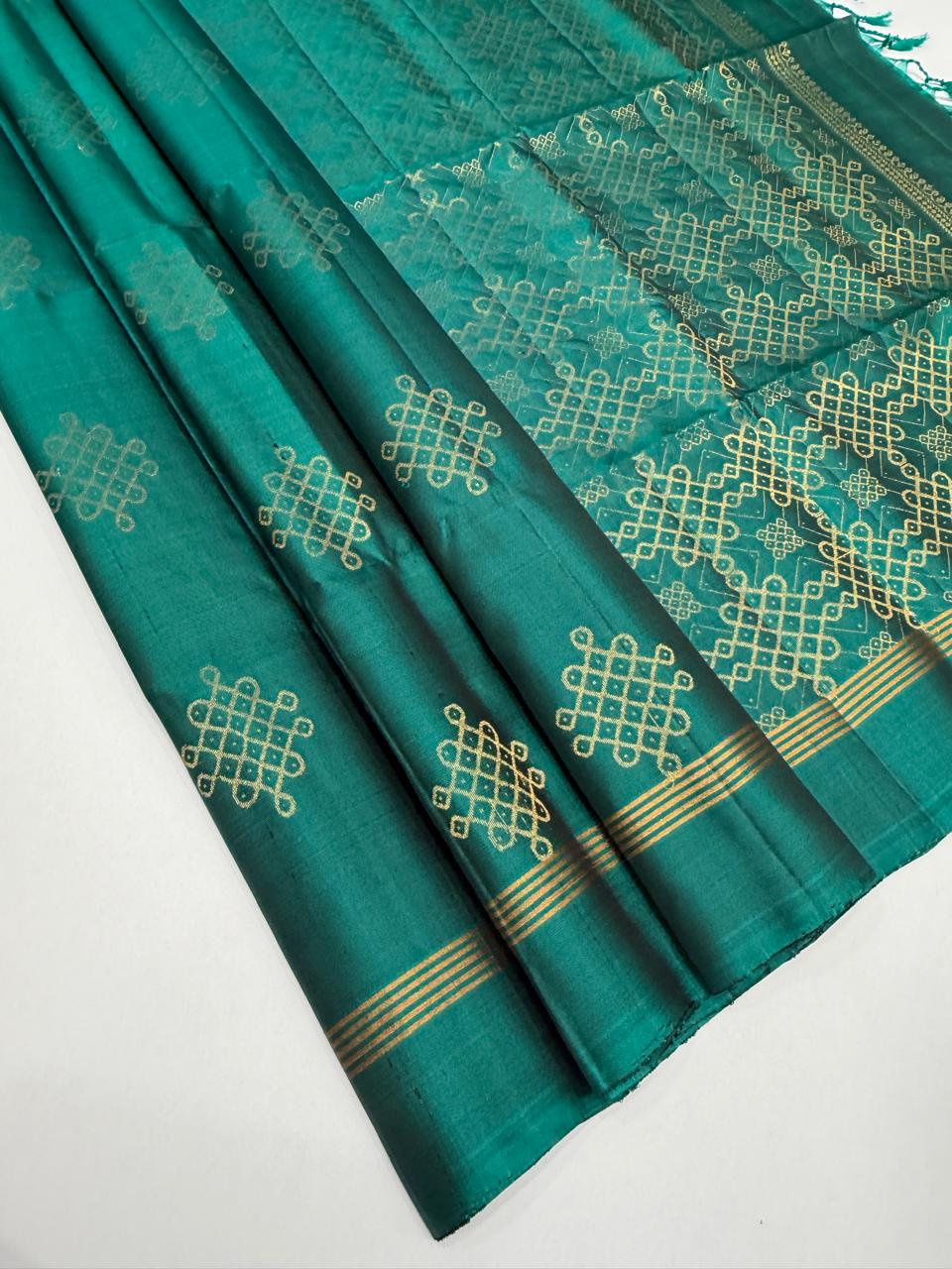 VSS526 - peacock green color body, pallu , blouse pure silk saree