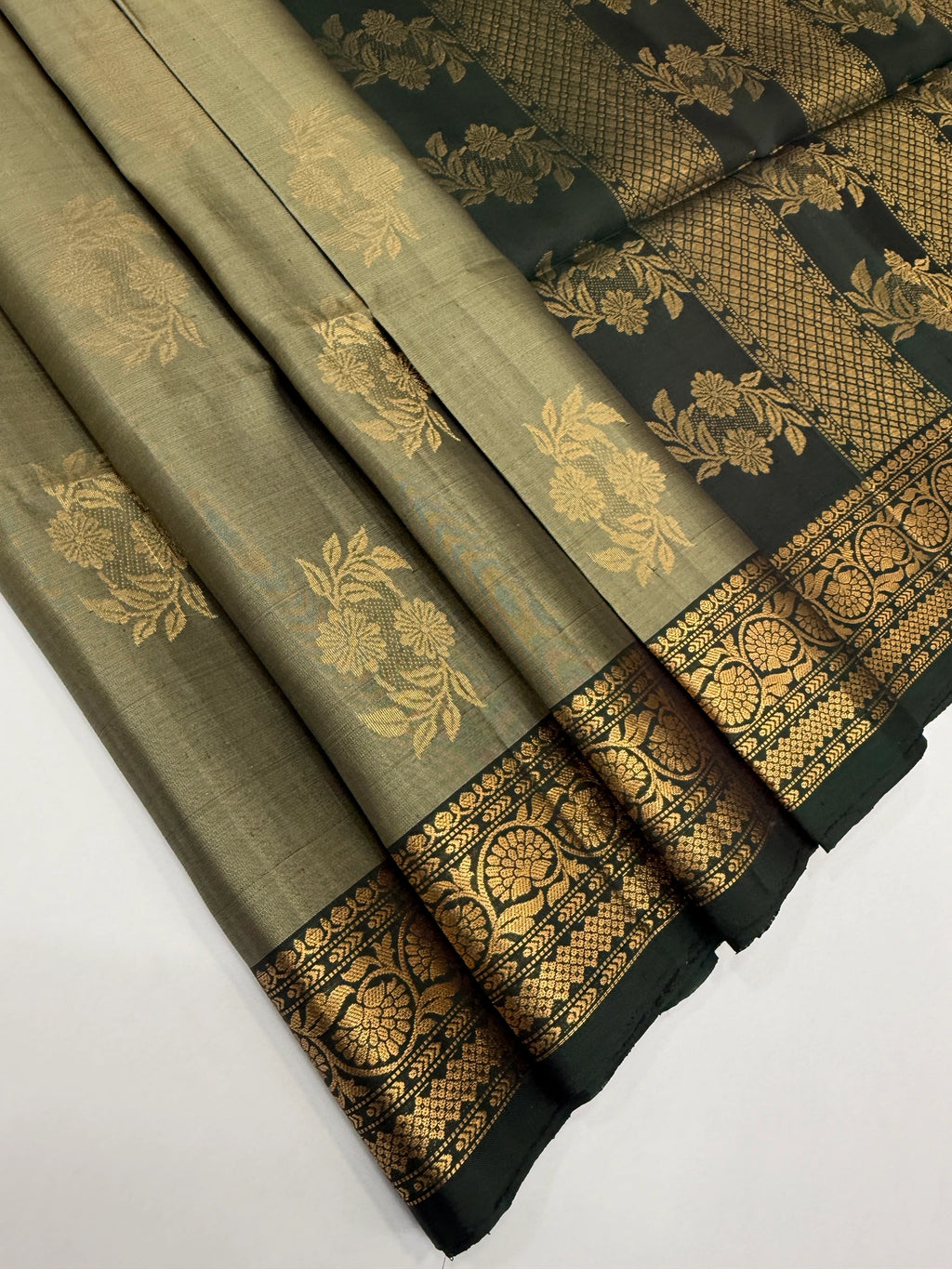 VSF942 - pastel green color body ,&nbsp; bottle green color pallu,blouse - Pure silk saree