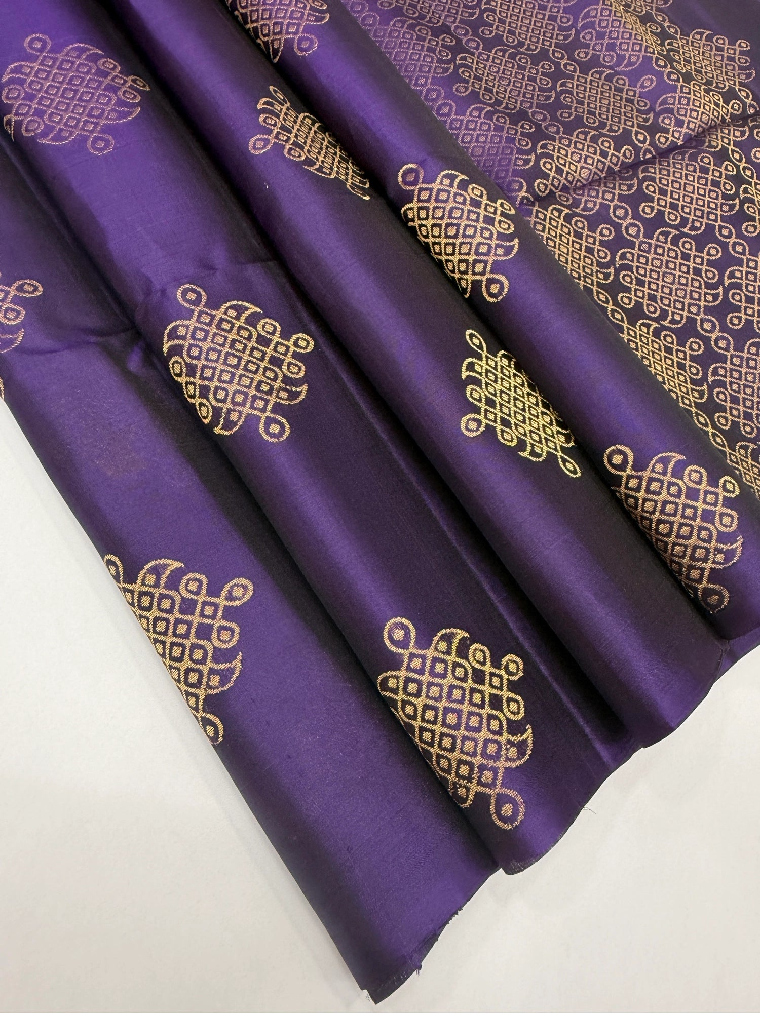 VSS480 - violet color body, pallu , blouse pure silk saree