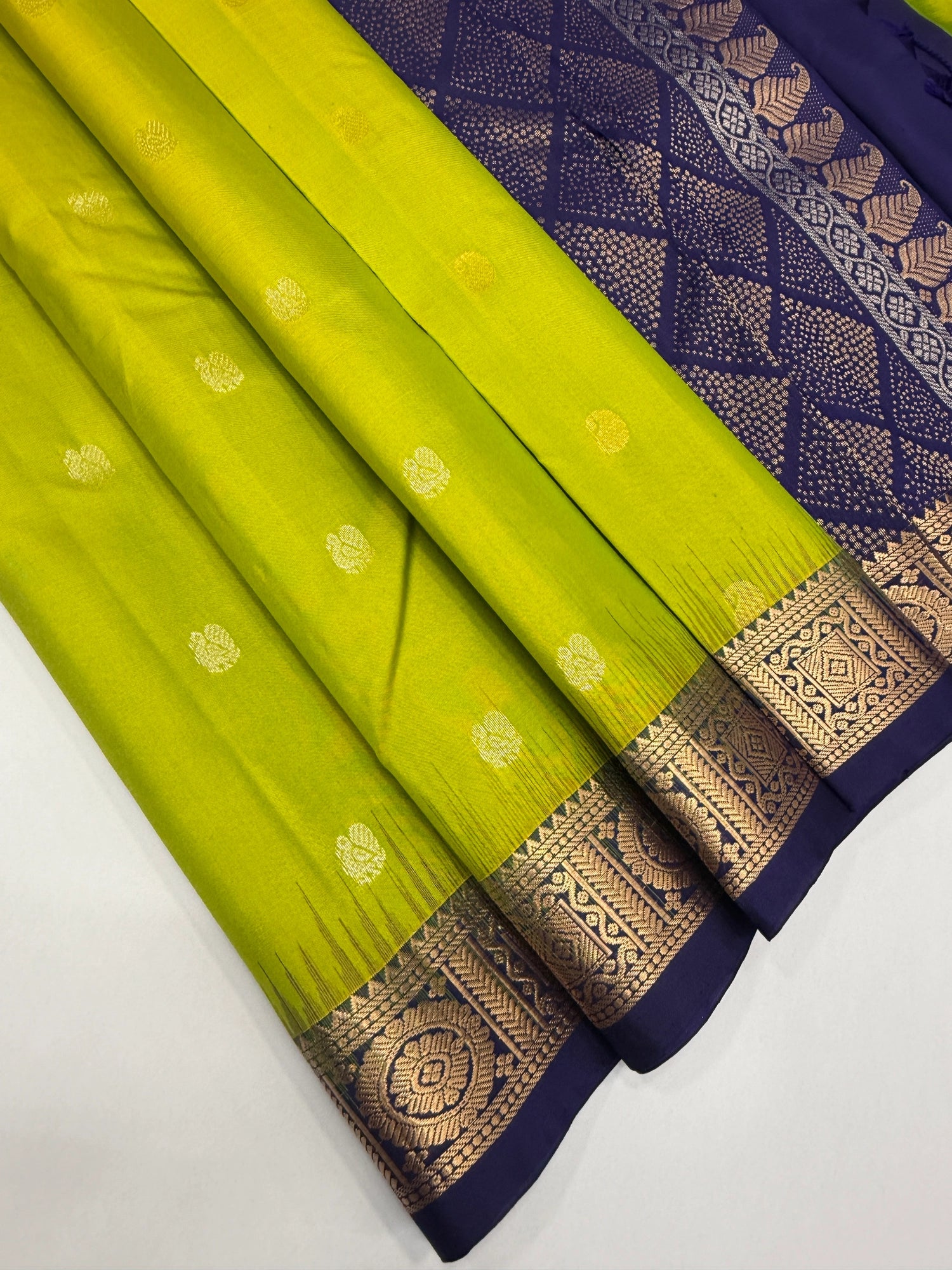 VSF920 - radium green color body , navy blue color pallu,blouse - Pure silk saree