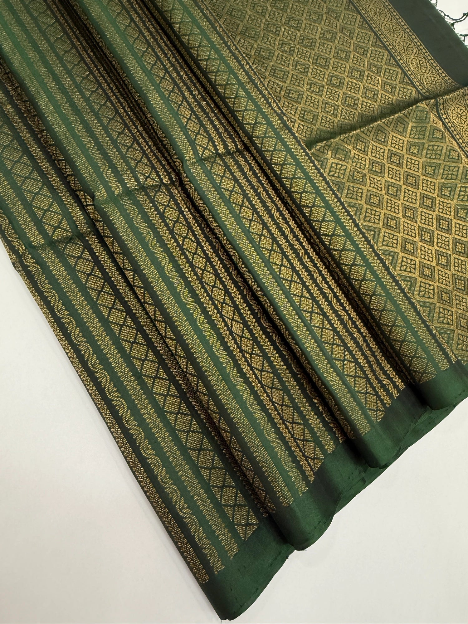 VSA626 - bottle green color body, pallu , blouse pure silk saree