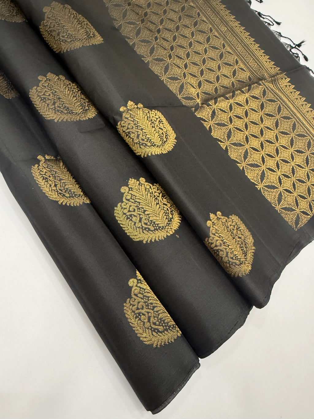 VSS359 - black color body, pallu , blouse pure silk saree